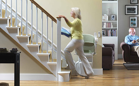 ¿Sabe el poco espacio que ocupará una silla salvaescaleras en su escalera?