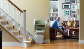 silla elevadora plegada bajo las escaleras