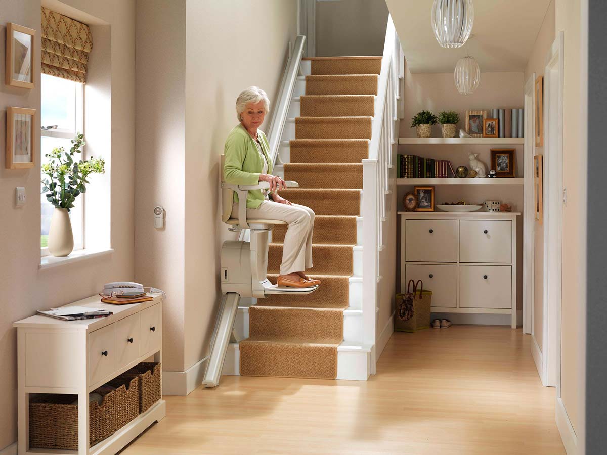 mujer anciana en una silla salvaescaleras