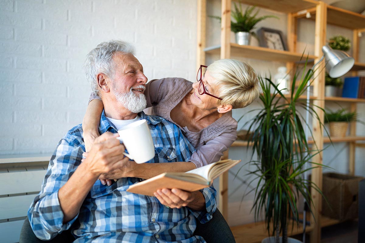 Envejecer en casa servicios útiles para ayudarle a vivir de forma independiente en su hogar durante más tiempo