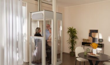 Tres personas en un moderno ascensor doméstico Uplifts S3.